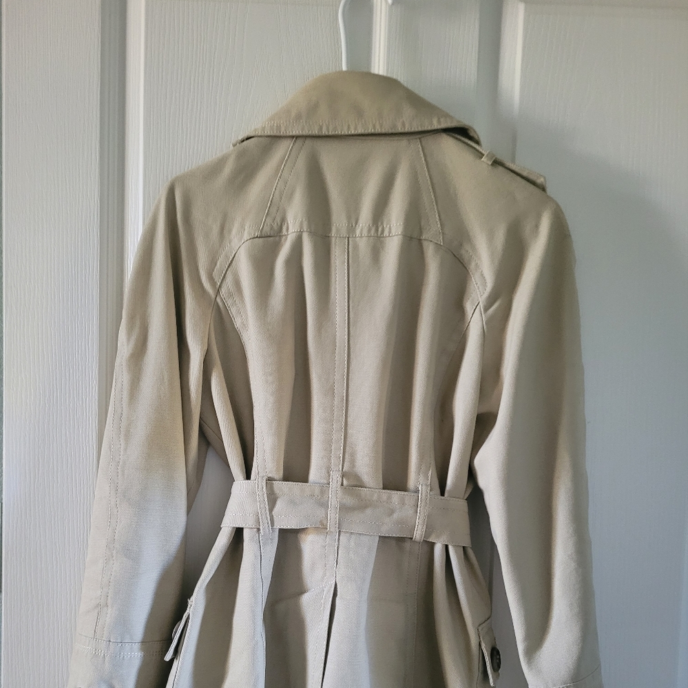 Beautiful Spring/Rain Coat - Picture 2 of 4